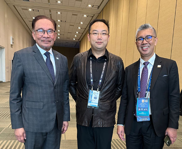 馬來西亞首相安華（左一）、APEC籌委會聯(lián)合主席徐鵬（中）、馬來西亞商務(wù)部長TENGKU ZAFRUL TENGKU ABDUL AZIZ（右一）